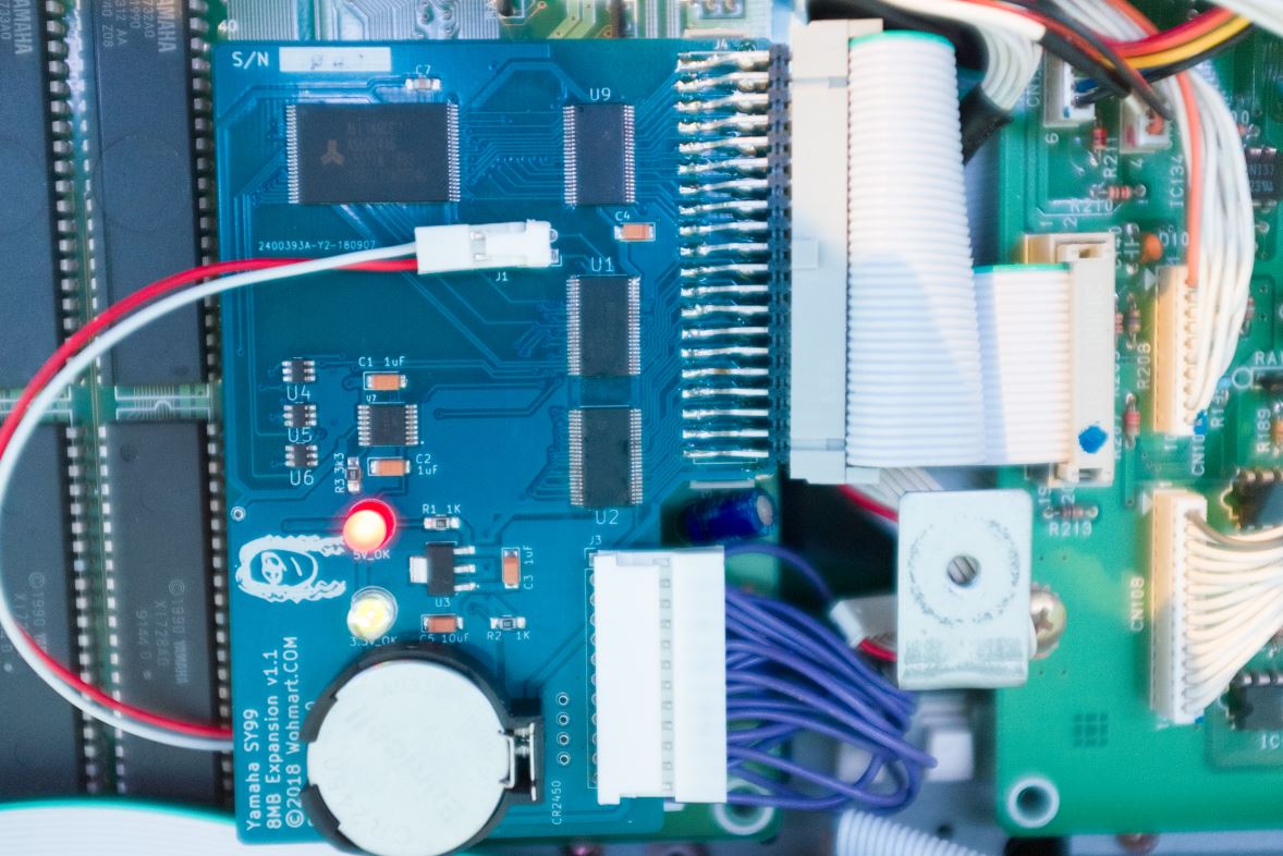 Image showing the SY99 powered up, with the MMB displaying two lit LEDs (red and green).